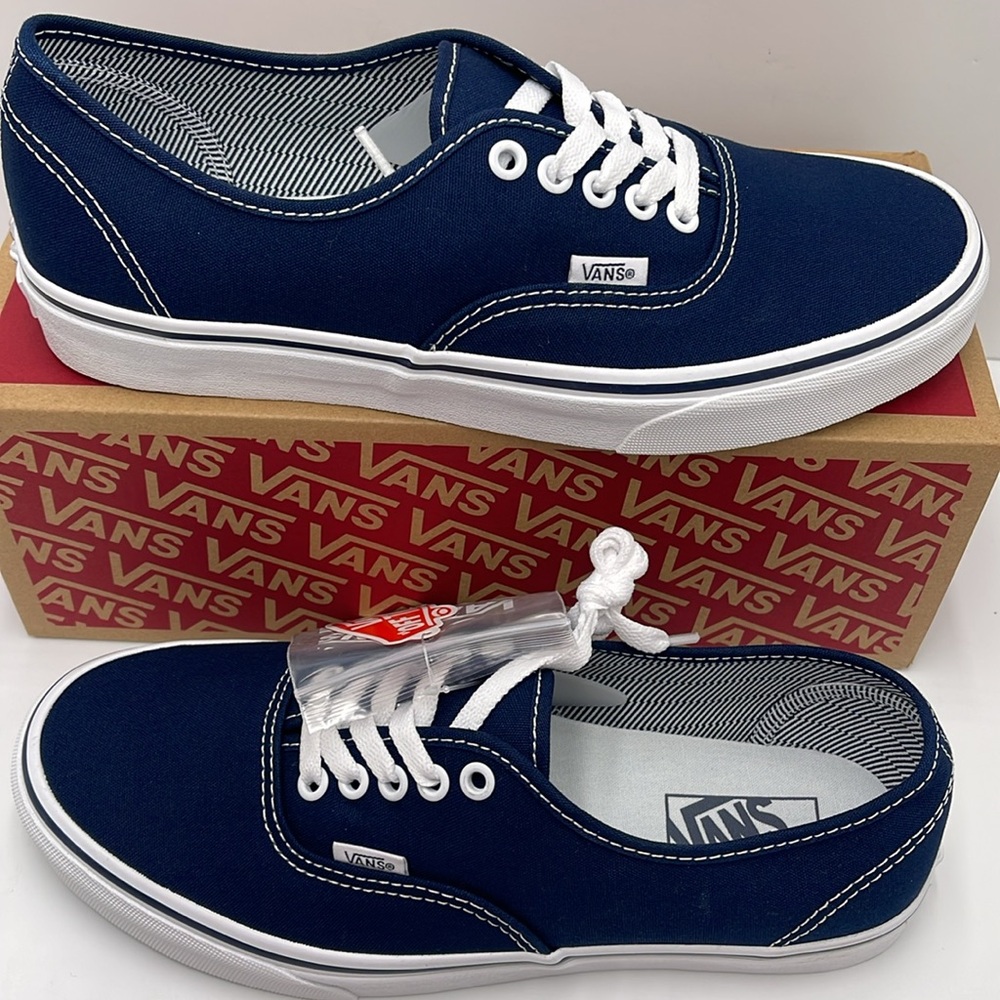 Vans • WMNS Authentic (Angstrplng) Dress Blue/True White
VN000EE332D
Sneakers - Picture 3 of 16